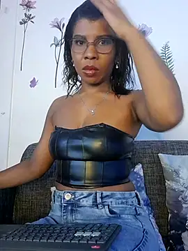 Snapshot of ivonjoness chatting on December 1, 2025, 2:23 am ivonjoness online show from December 1, 2025, 2:23 am