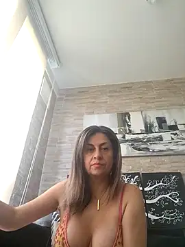 Latiinvenushot online show from April 28, 2026, 3:49 pm
