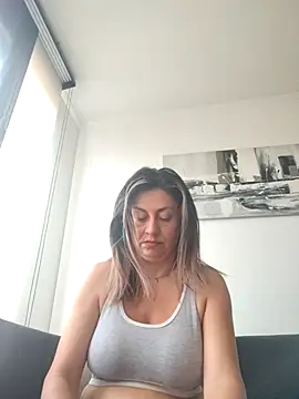 Snapshot of Latiinvenushot chatting on March 8, 2026, 12:41 pm Latiinvenushot online show from March 8, 2026, 12:41 pm