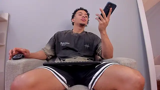 Snapshot of Dominick_star chatting on December 17, 2025, 4:17 am Dominick star online show from December 17, 2025, 4:17 am