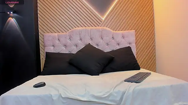 Snapshot of VickyJohnson1 chatting on December 1, 2025, 8:32 pm VickyJohnson1 online show from December 1, 2025, 8:32 pm