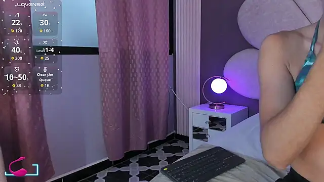 Snapshot of MaxiRogers chatting on December 4, 2025, 11:31 am MaxiRogers online show from December 4, 2025, 11:31 am