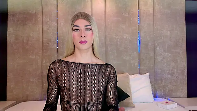 Snapshot of MaxiRogers chatting on November 17, 2025, 11:47 am MaxiRogers online show from November 17, 2025, 11:47 am