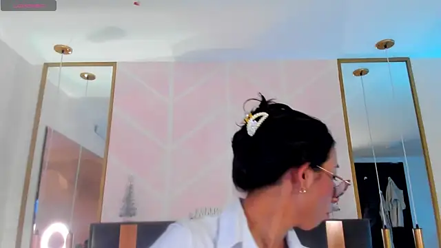 GabyPetit online show from November 14, 2025, 8:01 pm