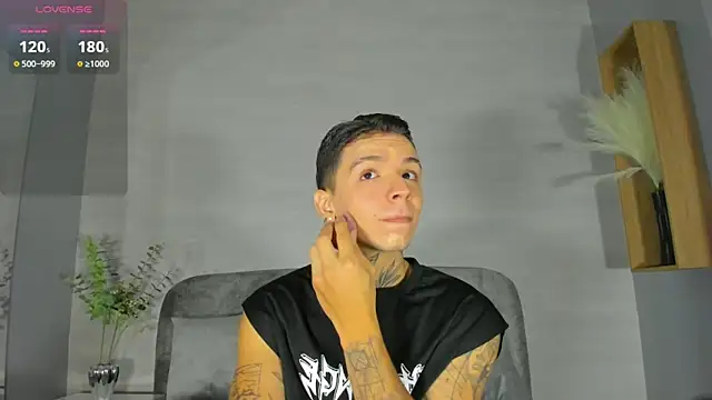 Snapshot of Ian_Castillo_ chatting on July 17, 2026, 11:18 am Ian Castillo online show from July 17, 2026, 11:18 am