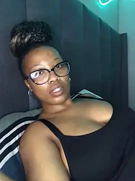 Snapshot of SZA_Doja chatting on October 18, 2025, 9:33 am SZA Doja online show from October 18, 2025, 9:33 am