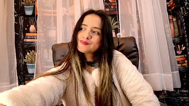 Snapshot of julietta___jackson chatting on May 13, 2026, 8:27 pm julietta jackson online show from May 13, 2026, 8:27 pm