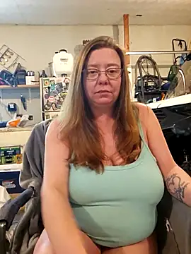 Snapshot of MsShelby40 chatting on April 19, 2026, 5:58 pm MsShelby40 online show from April 19, 2026, 5:58 pm