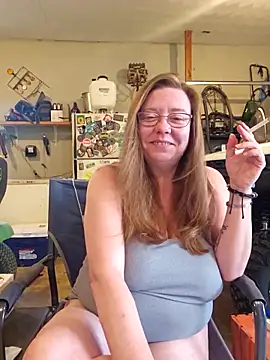 Snapshot of MsShelby40 chatting on April 17, 2026, 10:01 pm MsShelby40 online show from April 17, 2026, 10:01 pm
