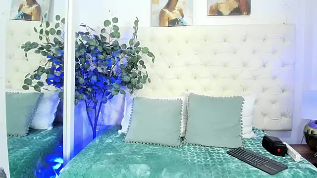 Snapshot of sophie_pariss chatting on July 31, 2026, 9:23 pm sophie pariss online show from July 31, 2026, 9:23 pm