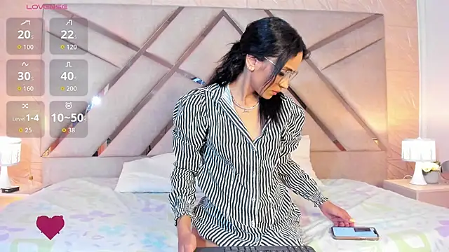 Snapshot of sophie_pariss chatting on June 6, 2026, 2:17 am sophie pariss online show from June 6, 2026, 2:17 am