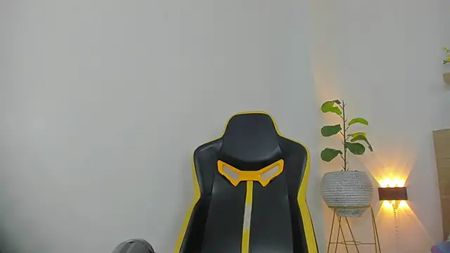 Snapshot of maroly_21 chatting on December 5, 2025, 12:04 pm maroly 21 online show from December 5, 2025, 12:04 pm