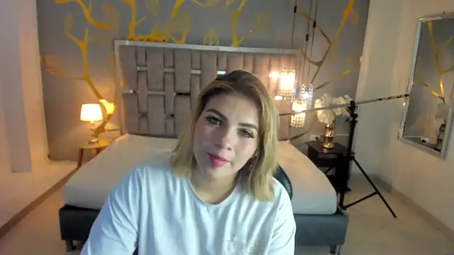 Snapshot of AlessiaDouce chatting on November 8, 2025, 3:43 am AlessiaDouce online show from November 8, 2025, 3:43 am