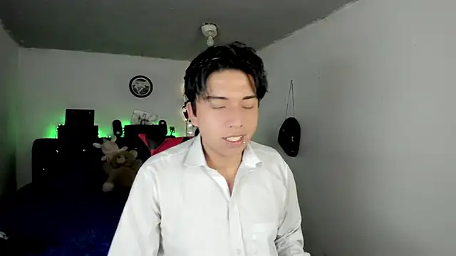 AnggelONfiree online show from March 26, 2026, 11:13 pm