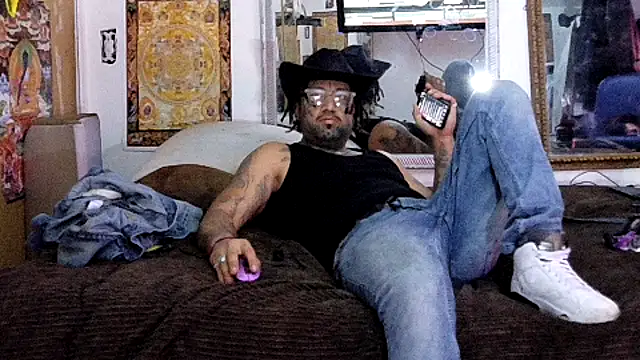 Snapshot of Azazelihornyasf chatting on April 27, 2026, 11:36 pm Azazelihornyasf online show from April 27, 2026, 11:36 pm