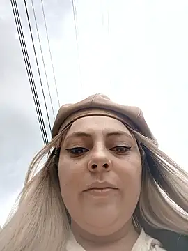 Snapshot of madelaine- chatting on October 8, 2025, 7:03 pm madelaine- online show from October 8, 2025, 7:03 pm