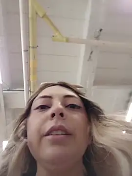 Snapshot of madelaine- chatting on November 4, 2025, 6:33 pm madelaine- online show from November 4, 2025, 6:33 pm