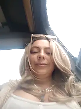 Snapshot of madelaine- chatting on November 24, 2025, 7:03 pm madelaine- online show from November 24, 2025, 7:03 pm