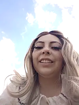 Snapshot of madelaine- chatting on November 22, 2025, 7:02 pm madelaine- online show from November 22, 2025, 7:02 pm