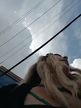 Snapshot of madelaine- chatting on November 3, 2025, 6:22 pm madelaine- online show from November 3, 2025, 6:22 pm