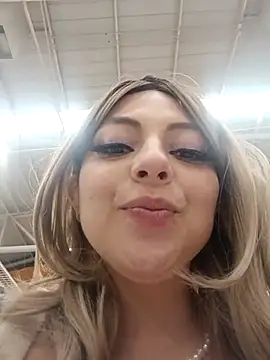 Snapshot of madelaine- chatting on November 21, 2025, 7:24 pm madelaine- online show from November 21, 2025, 7:24 pm