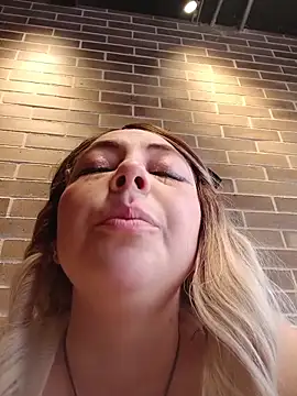 Snapshot of madelaine- chatting on October 29, 2025, 6:51 pm madelaine- online show from October 29, 2025, 6:51 pm