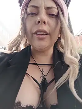 Snapshot of madelaine- chatting on November 13, 2025, 7:07 pm madelaine- online show from November 13, 2025, 7:07 pm