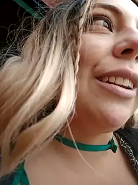 Snapshot of madelaine- chatting on November 16, 2025, 9:08 pm madelaine- online show from November 16, 2025, 9:08 pm