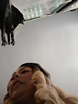 Snapshot of madelaine- chatting on October 27, 2025, 7:59 pm madelaine- online show from October 27, 2025, 7:59 pm