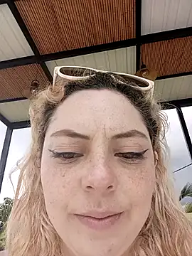 Snapshot of madelaine- chatting on November 30, 2025, 4:52 pm madelaine- online show from November 30, 2025, 4:52 pm