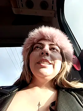 Snapshot of madelaine- chatting on December 13, 2025, 8:04 pm madelaine- online show from December 13, 2025, 8:04 pm