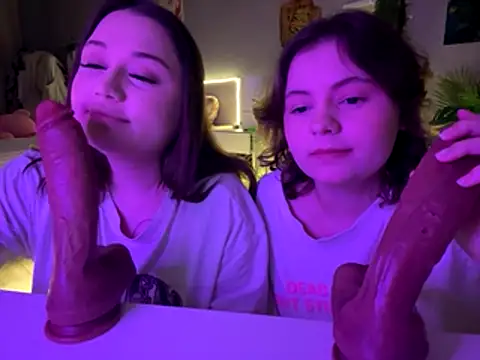 Snapshot of DaisyBooom chatting on December 3, 2025, 7:24 pm DaisyBooom online show from December 3, 2025, 7:24 pm