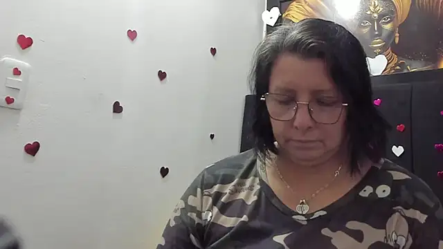 Evaaross 2345 online show from May 6, 2026, 6:23 pm