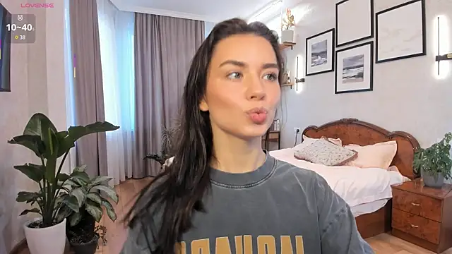 NicoleLuv online show from October 17, 2025, 1:13 pm