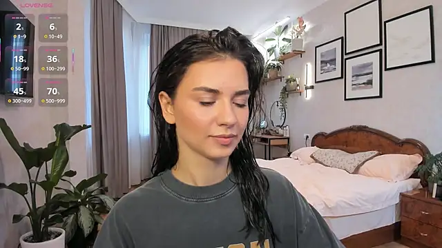 NicoleLuv online show from October 13, 2025, 1:12 pm