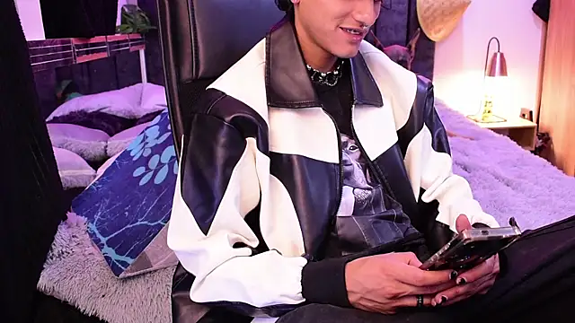 Snapshot of DemonKush-- chatting on July 31, 2026, 12:32 am DemonKush-- online show from July 31, 2026, 12:32 am