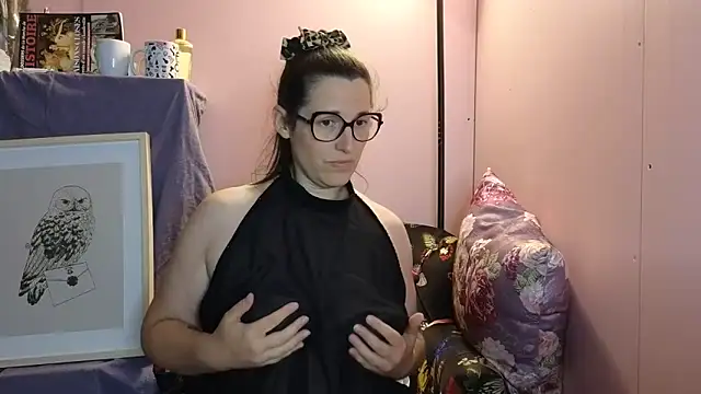 Snapshot of bella-louva chatting on June 9, 2026, 6:42 pm bella-louva online show from June 9, 2026, 6:42 pm