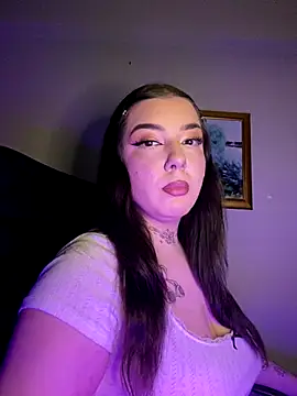 Snapshot of EmaSky chatting on November 4, 2025, 7:06 pm EmaSky online show from November 4, 2025, 7:06 pm