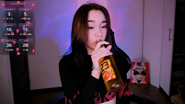 Snapshot of Kimiko__ chatting on March 7, 2025, 10:43 pm Kimiko online show from March 7, 2025, 10:43 pm