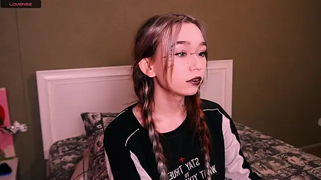 Snapshot of Kimiko__ chatting on November 29, 2025, 9:04 pm Kimiko online show from November 29, 2025, 9:04 pm