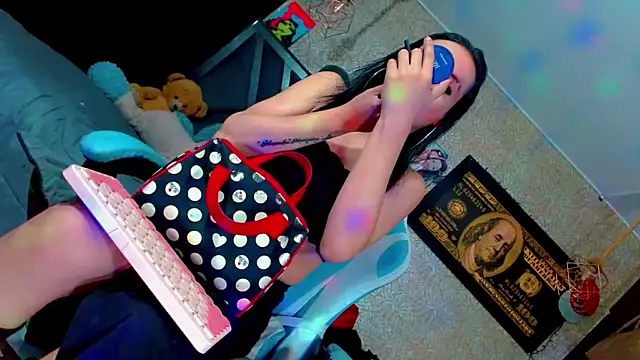 Perla Hotcortes online show from October 15, 2025, 4:37 pm