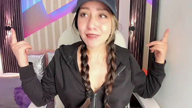 Snapshot of emily_layton chatting on October 28, 2025, 2:38 pm emily layton online show from October 28, 2025, 2:38 pm