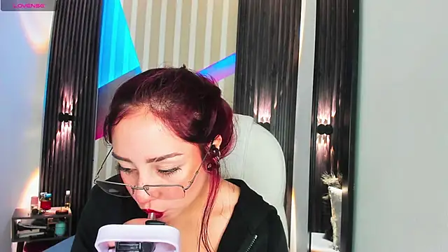 Snapshot of emily_layton chatting on December 2, 2025, 2:41 pm emily layton online show from December 2, 2025, 2:41 pm