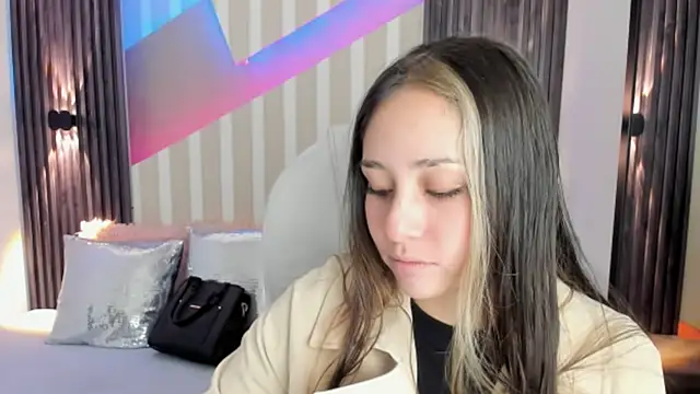 Snapshot of emily_layton chatting on October 13, 2025, 2:40 pm emily layton online show from October 13, 2025, 2:40 pm