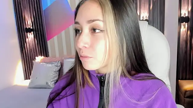 Snapshot of emily_layton chatting on October 14, 2025, 2:39 pm emily layton online show from October 14, 2025, 2:39 pm