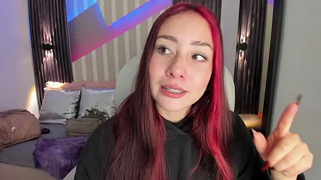 Snapshot of emily_layton chatting on November 6, 2025, 2:54 pm emily layton online show from November 6, 2025, 2:54 pm