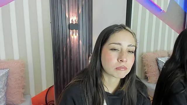 Snapshot of emily_layton chatting on October 19, 2025, 4:32 pm emily layton online show from October 19, 2025, 4:32 pm