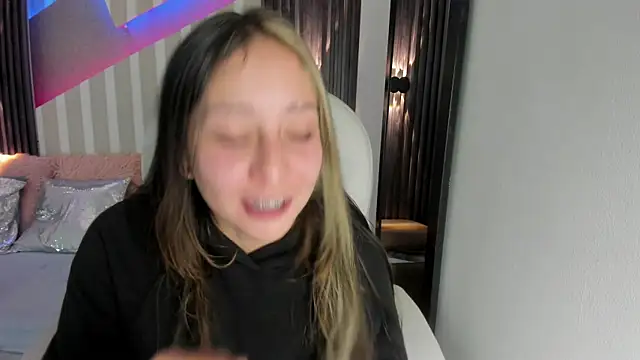 Snapshot of emily_layton chatting on October 18, 2025, 3:36 pm emily layton online show from October 18, 2025, 3:36 pm