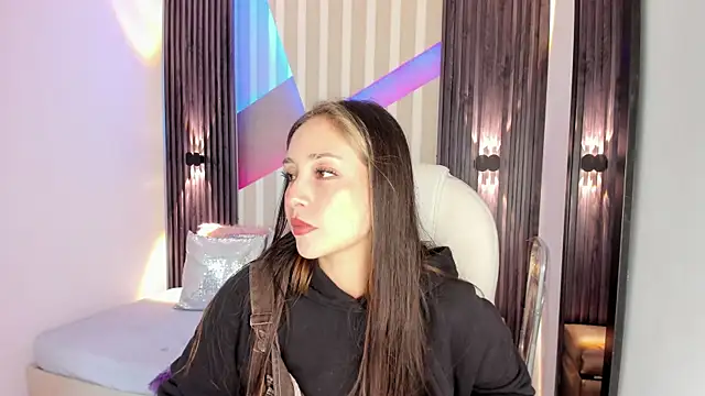 Snapshot of emily_layton chatting on October 8, 2025, 2:29 pm emily layton online show from October 8, 2025, 2:29 pm