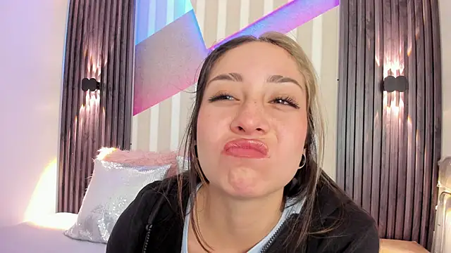 Snapshot of emily_layton chatting on October 10, 2025, 2:29 pm emily layton online show from October 10, 2025, 2:29 pm